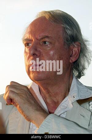 (Dpa) - deutschen Komponisten Karlheinz Stockhausen im Bild bei der Eröffnung des Hangar-7 am Flughafen in Salzburg, Österreich, 22. August 2003, seinen 75. Geburtstag. Stockhausens "Helikopter-Streichquartett" (Helikopter-Streichquartett) erfolgte bei der Eröffnung. Vier Hubschrauber aufgefahren in die sk Stockfoto