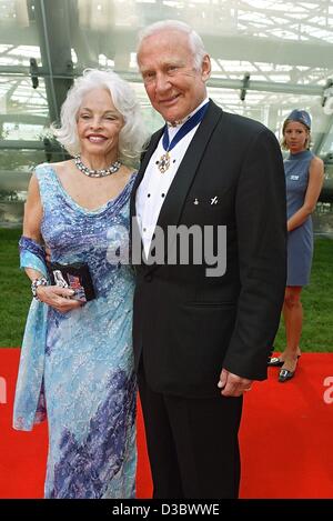 (Dpa) - der ehemalige US-Astronaut Edwin "Buzz" Aldrin, der zweite Mann auf dem Mond nach Armstrong und seine Frau Lois kommen zur Eröffnung des Hangar-7 am Flughafen in Salzburg, Österreich, 22. August 2003. Die Halle beherbergt ein Flugzeugmuseum. Stockhausens "Helikopter-Streichquartett" (Helikopter Ressourcenstring Stockfoto