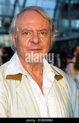 (Dpa) - deutschen Komponisten Karlheinz Stockhausen im Bild bei der Eröffnung des Hangar-7 am Flughafen in Salzburg, Österreich, 22. August 2003, seinen 75. Geburtstag. Stockhausens "Helikopter-Streichquartett" (Helikopter-Streichquartett) erfolgte bei der Eröffnung. Vier Hubschrauber aufgefahren in die sk Stockfoto