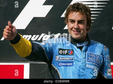 (Dpa) - Spaniens Fernando Alonso von Renault feiert auf dem Podium nach dem Gewinn des Grand Prix von Ungarn in Budapest, 24. August 2003. Alonso machte Formel-1-Geschichte, indem er der jüngste Fahrer, der einen Grand Prix zu gewinnen, als er den Grand Prix von Ungarn von Anfang führte bis Ende. Alonso, der 22 gedreht Stockfoto