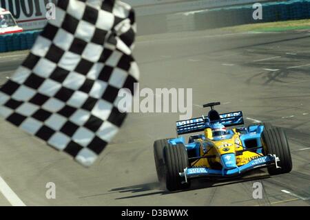 (Dpa) - Spaniens Fernando Alonso von Renault überquert die Ziellinie um den Grand Prix von Ungarn in Budapest, 24. August 2003 gewinnen. Alonso machte Formel-1-Geschichte, indem er der jüngste Fahrer, der einen Grand Prix zu gewinnen, als er den Grand Prix von Ungarn von Anfang führte bis Ende. Alonso, der 29 J 22 eingeschaltet Stockfoto