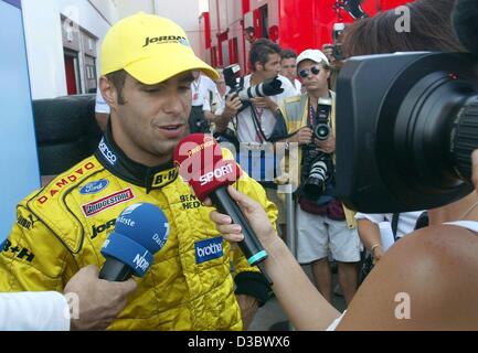 (Dpa) - ungarischen Formel 1 Neuling Zsolt Baumgartner von Team Jordan-Ford gibt ein Interview nach dem qualifizierten Training auf dem Hungaroring in der Nähe von Budapest, 23. August 2003. Baumgartner ersetzt Ralph Firman, wer stürzte während des Trainings und musste ins Krankenhaus eingeliefert werden. Stockfoto