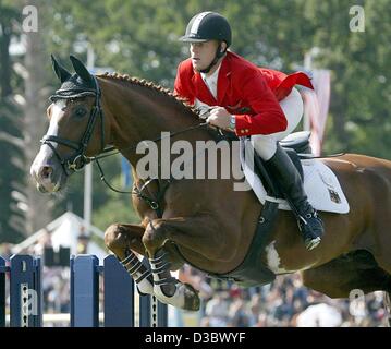 (Dpa) - deutsche Springreiter Marcus Ehning löscht ein Hindernis auf seinem Pferd vier Vergnügen während des ersten Wettbewerbs von der Europameisterschaft der Springreiter in Donaueschingen, Deutschland, 21. August 2003. Der 29-j hrige Ehning gewann den zweiten Platz. Stockfoto