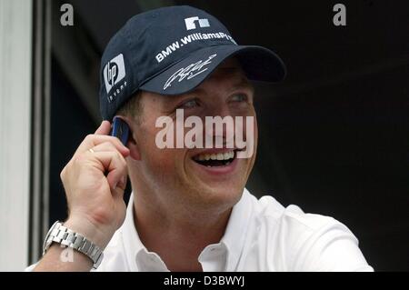 (Dpa) - deutsche Formel 1-Fahrer macht Ralf Schumacher von BMW-William einen Anruf am Hungaroring Race track in Budapest, Ungarn, 21. August 2003. 13. Lauf der WM, den Grand Prix von Ungarn, statt findet am 24. August. Stockfoto