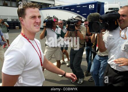 (Dpa) - deutscher Formel-1-Fahrer Ralf Schumacher von BMW-Wilhelm kommt an der Rennstrecke Hungaroring in Budapest, Ungarn, 21. August 2003. 13. Lauf der WM, den Grand Prix von Ungarn, statt findet am 24. August. Stockfoto