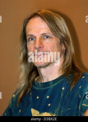 (Dpa) - Steve Morse, Gitarrist der britischen Rockgruppe Deep Purple, Gesten während der Präsentation der neuen CD der Band mit dem Titel "Bananen" in Berlin, 20. August 2003. Vom 31. Oktober tourt Deep Purple durch elf deutsche Städte auf ihre Bananen-Tour. Stockfoto