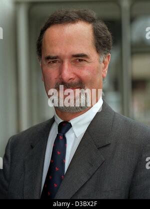 (Dpa) - Bernd Pischetsrieder, Vorstandsvorsitzender der deutschen Volkswagen (VW) Automobilhersteller und Vorsitzender des Aufsichtsrats des Audi Konzerns, lächelt in Frankfurt, Deutschland, Juli 2003. Stockfoto