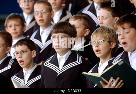 (Dpa) - junge Mitglieder des Chors St. Thomas ("Thomanerchor") aus Leipzig ein Konzert geben, während einer feierlichen Zeremonie am Flughafen Leipzig/Halle, Deutschland, 30. Juni 2003. Die Jungs sind unter der jüngste des Chores, die 95 Jungen und junge Männer im Alter zwischen acht und 18 Jahren hat. Der Chor war Stockfoto
