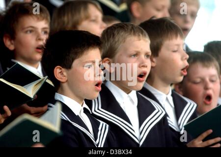 (Dpa) - junge Mitglieder des Chors St. Thomas ("Thomanerchor") aus Leipzig ein Konzert geben, während einer feierlichen Zeremonie am Flughafen Leipzig/Halle, Deutschland, 30. Juni 2003. Die Jungs sind unter der jüngste des Chores, die 95 Jungen und junge Männer im Alter zwischen acht und 18 Jahren hat. Der Chor war Stockfoto
