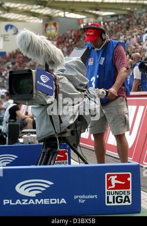(Dpa) - ein TV-Kameramann des deutschen Pay-TV-Sender Premiere World filmt ein Bundesliga-Fußball-Spiel im Stadion in Leverkusen, Deutschland, 16. August 2003. Stockfoto