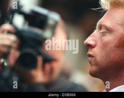 (Dpa) - deutsche Tennislegende Boris Becker kommt nach der "Sport Bild" Awards in Hamburg, 18. August 2003. "Sport Bild" (Sport-Bild), Europas größte Sportmagazin geehrt, die mehrere Sportler für ihre Leistungen in den Medien und ihre Ideen für den Sport. Becker erhielt den Preis in der Stockfoto