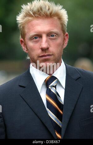 (Dpa) - deutsche Tennislegende Boris Becker kommt nach der "Sport Bild" Awards in Hamburg, 18. August 2003. "Sport Bild" (Sport-Bild), Europas größte Sportmagazin geehrt, die mehrere Sportler für ihre Leistungen in den Medien und ihre Ideen für den Sport. Becker erhielt den Preis in der Stockfoto