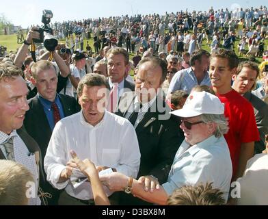 (Dpa) - Bundeskanzler Gerhard Schroeder (2. v. L) Autogramme im Garten der Reichskanzlei in Berlin, 17. August 2003. Mehr als 130.000 Menschen kamen lohnt sich einen Blick in die Staatskanzlei, die Ministerien und Schloss Bellevue, dem Sitz des Bundespräsidenten. Unter dem Motto "Einladung t Stockfoto