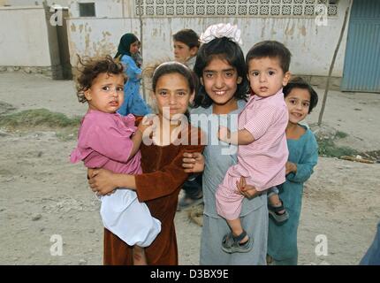 (Dpa) - eine Gruppe von Kindern haben sich versammelt um den Fotografen in den vierten Polizeibezirk, einem Slum in Kabul, Afghanistan, 4. August 2003. Wo sehen sie ausländische Besucher vom Westen Kinder Hoffnung, ein paar Süßigkeiten oder ein wenig Geld zu erhalten. Alltag in Kabul herrscht nach wie vor Armut, e Stockfoto