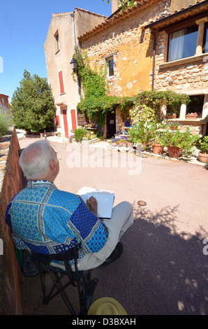 Ein amerikanischer Tourist im Urlaub malen einer Landschaft Szene in Roussillon, Frankreich Stockfoto
