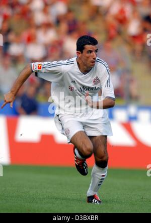 (Dpa) - läuft Bayerns neue niederländische vorwärts Roy Makaay über das Spielfeld während ein Freundschaftsspiel zwischen FC Bayern München und 1. FC Nürnberg in Nürnberg, 12. August 2003. Nach Wochen des Feilschens die Holländer Makaay weiterleiten, unterzeichnet 28, einen Vierjahres Vertrag bei Bayern verlassen spanischen Klub Deporti Stockfoto