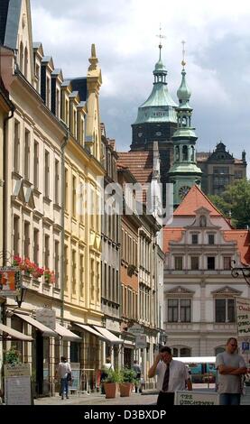 (Dpa) - ein Blick Richtung Rathaus über eine Fußgängerzone in Pirna, Deutschland, 2. Juli 2003. Stockfoto