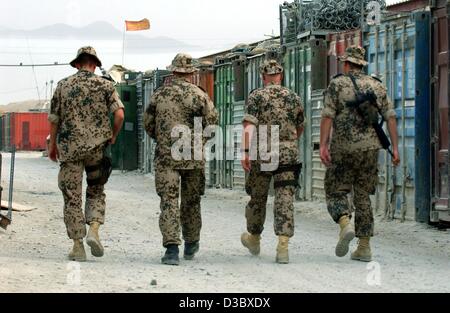 (Dpa) - eine Gruppe von deutschen Soldaten Fuß durch die staubigen Straßen von deutschen Militärlager in Kabul, Afghanistan, 3. August 2003. Deutschland weiterhin mit mehr als 1.500 Soldaten in International Sicherheit Assistance Force (ISAF) beteiligen, die insgesamt rund 5.000 Soldaten besteht Stockfoto