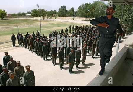 (Dpa) - ein Lehrer zeigt Spalten der afghanischen Polizei rekrutiert zu marschieren, grüßen und stehen stramm auf dem Exerzierplatz der Polizeiakademie in Kabul, Afghanistan, 4 August 2003.The Verantwortung der öffentlichen Sicherheit liegt mit International Sicherheit Assistance Force (ISAF), Stockfoto