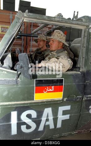 (Dpa) - eine Einheit der deutschen Soldaten während Auto fahren in einen "Wolf" Militärjeep Militärpatrouille im vierten Polizeibezirk in Kabul, Afghanistan, 6. August 2003. NATO übernimmt das Kommando von International Sicherheit Assistance Force (ISAF) in Afghanistan am 11. August 2003. Zusammen mit der Änderung ich Stockfoto