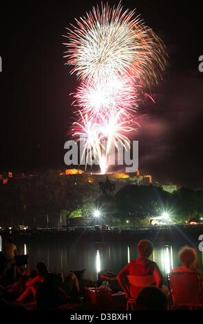 (Dpa) - Besucher schauen auf das abschließende Feuerwerk "Rhein in Flammen" (Rhein in Flammen) Feuerwerk und leichte Veranstaltung in Koblenz, Deutschland, 9. August 2003. Stockfoto