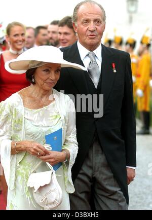 (Dpa) - spanische König Juan Carlos, Pate der Braut, kommt mit der ehemaligen Königin Margarita von Bulgarien an die kirchliche Trauung der Herzogin Fleur von Württemberg in der Schlosskapelle in Altshausen, Deutschland, 9. August 2003. Die Familie feiern mit rund 460 Gäste die Hochzeit von 25-j hrige Fleu Stockfoto