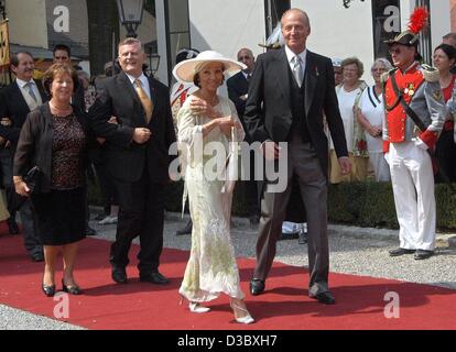 (Dpa) - spanische König Juan Carlos, Pate der Braut kommt mit der ehemaligen Königin Margarita von Bulgarien, gefolgt von den Premier des Landes Baden-Württemberg, Erwin Teufel und seine Frau Edeltraud an die kirchliche Trauung der Herzogin Fleur von Württemberg in der Schlosskapelle in Altshausen, Deutschland, 9 Aug Stockfoto