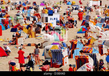 (Dpa) - der Strand ist voll mit Urlaubern und Whicker liegen in der Nähe von Norddorf auf der Nordsee Insel Amrum, Deutschland, 6. August 2003. Eine kühle Brise an der Nordsee-Küste macht die aktuelle Hitzewelle erträglich. Stockfoto