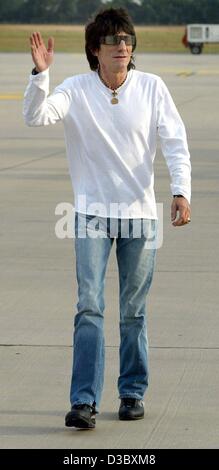 (Dpa) - Ron Wood der britischen Rockband Rolling Stones kommt am Flughafen in Hannover, Deutschland, 7. August 2003. Die Steinen geben ihr letzte Konzert in Deutschland der Licks WorldTour am 8. August in Hannover. Stockfoto