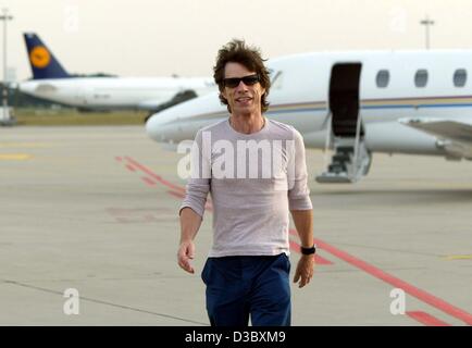 (Dpa) - kommt Mick Jagger der britischen Rockband Rolling Stones auf dem Flughafen in Hannover, Deutschland, 7. August 2003. Die Steinen geben ihr letzte Konzert in Deutschland der Licks WorldTour am 8. August in Hannover. Stockfoto