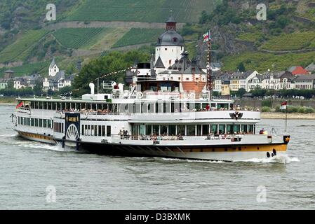 (Dpa) - der Raddampfer "Goethe" übergibt die Burg Pfalzgrafenstein auf einer Insel im Rhein bei Kaub, 21. Juli 2003. Stockfoto