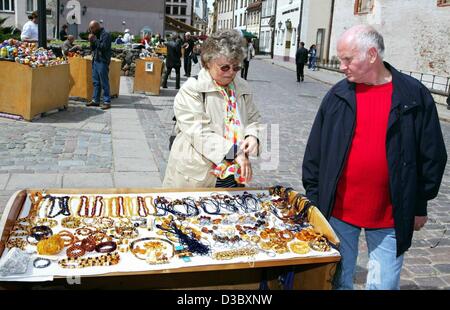 (Dpa) - zwei Passanten betrachten Schmuck aus Bernstein, die zum Verkauf stand einem Straßenhändler in Riga, Lettland, 20. Mai 2003 stehen. Lettland, gelegen im Nordosten Europas mit einer Küstenlinie entlang der Ostsee, ist geographisch die Mitte der drei baltischen Länder. Es teilt viele gemeinsame Geschichte Stockfoto