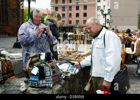 (Dpa) - Schau Touristen selbst gestrickte Souvenirs zum Verkauf in Riga, Lettland, 20. Mai 2003. Lettland, gelegen im Nordosten Europas mit einer Küstenlinie entlang der Ostsee, ist geographisch die Mitte der drei baltischen Länder. Es teilt viele gemeinsame Geschichte mit seinen baltischen Nachbarn: im Jahr 1940 sie Wer Stockfoto