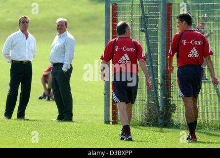 (Dpa) - die Trainer der Fußball-club FC Bayern München, Ottmar Hitzfeld (2. v. R) und die neue Bayern-Spieler Roy Makaay aus den Niederlanden Spaziergang über das Spielfeld während Makaay der ersten Trainingseinheit in München, 7. August 2003. Im Hintergrund-Bayern-Manager Uli Hoeneß (2. v. L) und des Makaay Stockfoto