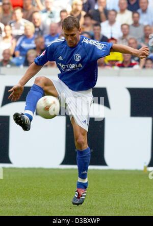 (Dpa) - Schalkes dänischen vorwärts Ebbe Sand steht den Ball während der ersten Runde Bundesliga-Spiel gegen FC Schalke 04 und Borussia Dortmund in Gelsenkirchen, Deutschland, 2. August 2003. Stockfoto