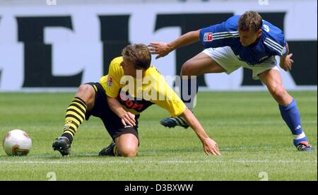 (Dpa) - Schalkes dänischen vorwärts Ebbe Sand (R) kämpft um den Ball mit der Dortmunder Verteidiger Christian Woerns (L) während der ersten Runde Bundesliga Spiel gegnerischen FC Schalke 04 und Borussia Dortmund in Gelsenkirchen, Deutschland, 2. August 2003. Das Spiel endete mit einem 2: 2-Unentschieden. Stockfoto