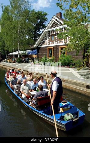 (Dpa) - Touristen genießen Sie eine Fahrt mit dem Stocherkahn-Boot entlang der Grachten in der Spreewald in der Nähe von Lehde, Deutschland, 16. Juli 2003. Stockfoto