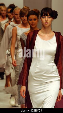 (Dpa) - präsentieren Modelle die Mode für Frühjahr/Sommer Saison 2004 während einer Vorschau der Mode Handel fair "CPD-Frau-Mann" in Düsseldorf, Deutschland, 2. August 2003. Laut Veranstalter die Messe ist die größte Fachmesse für Mode in der Welt, von 3 bis 5 in Düsseldorf stattfindet Au Stockfoto