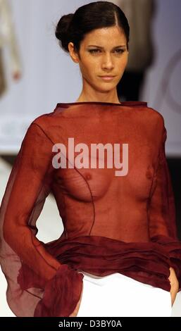 (Dpa) - präsentiert ein Modell die Mode für Frühjahr/Sommer Saison 2004 während einer Vorschau der Mode Handel fair "CPD-Frau-Mann" in Düsseldorf, Deutschland, 2. August 2003. Laut Veranstalter ist die Messe die größte Fachmesse für Mode in der Welt, von 3 bis 5 in Düsseldorf stattfindet Stockfoto
