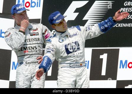 (Dpa) - feiert kolumbianischen Montoya von BMW-Williams (R) auf dem Podium mit Zweitplatzierten David Coulthard von McLaren-Mercedes (L) nach dem Gewinn der Formel 1 Grand Prix von Deutschland auf der Rennstrecke von Hockenheim in Hockenheim, Deutschland, 3. August 2003. Mit 65 Punkten rangiert Montoya jetzt am 2. Stockfoto