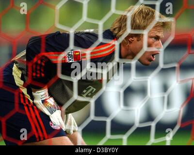 (Dpa) - Bayern Torwart Oliver Kahn schreit Beratung auf seine Spieler beim stehen in sein Tor in der ersten Runde Bundesliga Fußballspiel gegen FC Bayern München und Eintracht Frankfurt in München, 1. August 2003. Bayern gewinnt das Eröffnungsspiel der 41. Bundesliga-Saison 3: 1 (3: 0). Stockfoto