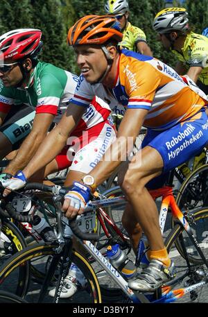 (Dpa) - Zyklen italienischer Radrennfahrer Paolo Bettini (L) das Team Quickstep-Davidamon Seite an Seite mit niederländischen Michael Boogerd (R) des Rabobank-Teams während der HEW-Cyclassics-Weltcup-Rennen in Hamburg, 3. August 2003. Bettini gewann das Rennen und ist jetzt in der gesamten Welt Cup Gesamtwertung zweite. Stockfoto