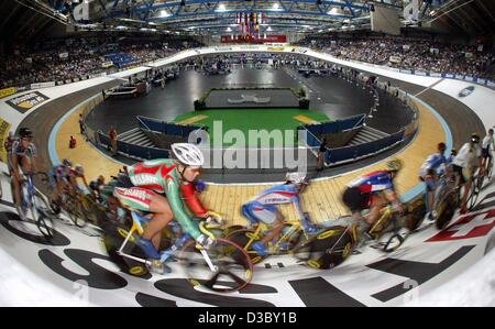 (Dpa) - eine Weitwinkel-Ansicht zeigt die Radfahrer auf der ovalen Rennstrecke während das Rennen der Frauen 10km vorne bei den Track Cycling World Championships in der Schleyer-Halle in Stuttgart, Deutschland, 2. August 2003. Stockfoto