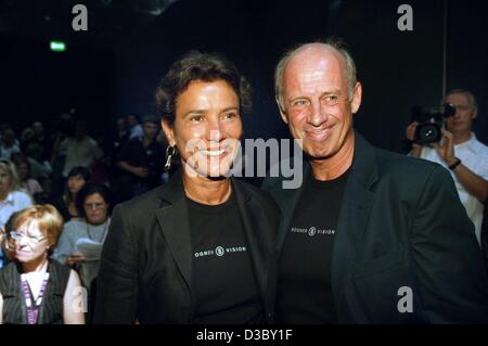 (Dpa) - der Filmproduzent, Regisseur und Modedesigner Willy Bogner und seine Frau Sonia während ihrer Präsentation ihrer Kollektion auf der CPD (Collections Premieren Düsseldorf abgebildet) Mode-Messe in Düsseldorf, 3. August 2003. Erwartet werden mehr als 60.000 Besucher bei den fashi Stockfoto
