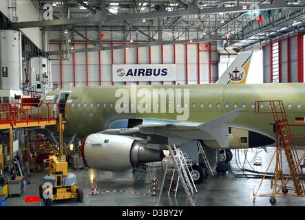 (Dpa) - ein Blick in die Produktionsstätte des EADS Airbus im Stadtteil Finkenwerder in Hamburg, 17. Juli 2003. Stockfoto