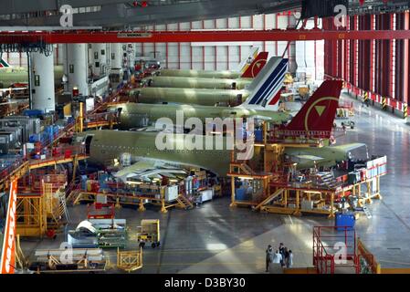 (Dpa) - ein Blick in die Produktionsstätte des EADS Airbus im Stadtteil Finkenwerder in Hamburg, 17. Juli 2003. Stockfoto