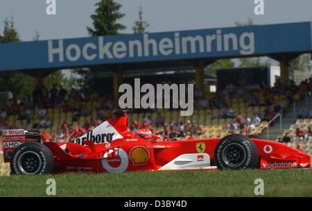 (Dpa) - Weltmeister und aktuellen Gesamtführenden, deutsche Formel 1-pilot Michael Schumacher Rennen in seinem Ferrari während im ersten freien Training auf der Rennstrecke von Hockenheim, Deutschland, 1. August 2003. Die deutschen Formel 1 Grand Prix stattfinden am Sonntag, 3 August in Hockenheim. Stockfoto