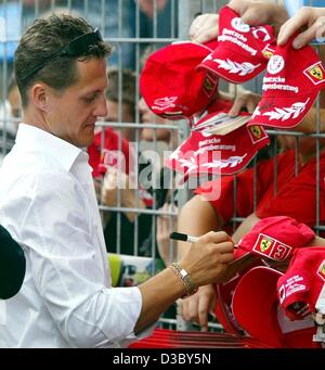 (Dpa) - deutsche Formel 1 Weltmeister Michael Schumacher Zeichen Autogramme für die Fans vor ein Benefiz-Fußballspiel in Hockenheim, Deutschland, 30. Juli 2003. Die Formel 1 grand Prix von Deutschland stattfinden am kommenden Wochenende. Stockfoto