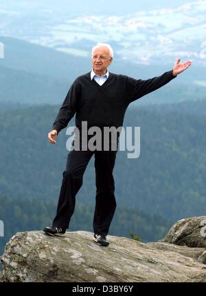 (Dpa) - Bayerns Ministerpräsident Edmund Stoiber steht auf dem Gipfel des Berges Grosser Arber in der Nähe von Bayerisch Eisenstein, Deutschland, 31. Juli 2003. Im Rahmen seiner Sommertour Wahl-Kampagne war er auf eine einstündige Wanderung auf den Gipfel der höchsten Gipfel des Bayerischen Waldes (Bayerischer Wald) mou Stockfoto