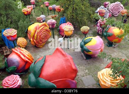 (Dpa) - Oversized Kunststoff Rosen, bis zu vier Meter hoch, in den Garten des Künstlers Sergej Alexander Dott in Eichwalde bei Berlin, 31. Juli 2003 liegen. 80 der bunten Blüten sind am Potsdamer Platz (Potsdamer Platz) vor den DaimlerChrysler-Büros anlässlich Daimler festgelegt werden Stockfoto